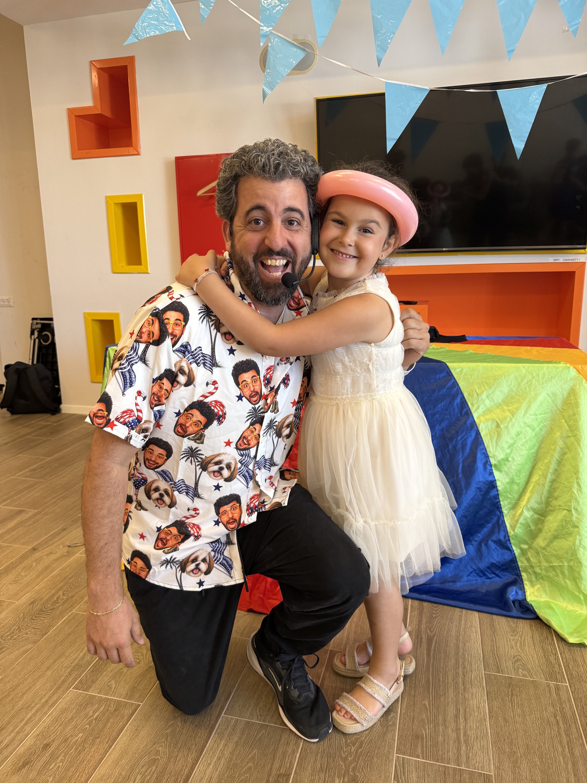 איתמר המפוזר מחבק את ילדת יום ההולדת במופע המזוודה הסודית